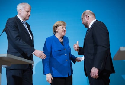 La canciller alemana, Angela Merkel (centro) con el líder de los democristianos, Horst Seehofer (izq) y de los socialdemócratas
Martin Schulz (der.) este viernes en Berlín.