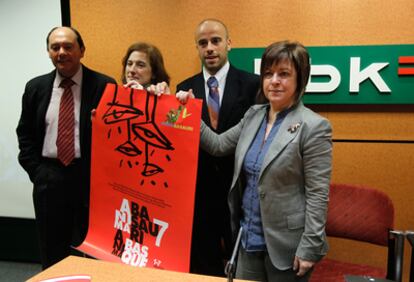 De izquierda a derecha, el director de Cultura de Vizcaya, Jon Iñaki Zarraga; la directora del festival, María Jesús Díez; el representante de BBK, Alberto Rodríguez, y la alcaldesa de Basauri, Loly de Juan, con el cartel del certamen.