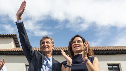 El presidente del Partido Popular, Alberto Núñez Feijóo (c), interviene junto a la presidenta de la Comunidad de Madrid, Isabel Díaz Ayuso (d), y el alcalde de Arganda del Rey, Alberto Escribano (i), este viernes, en Arganda del Rey.