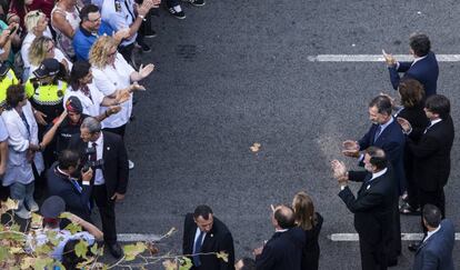 El rei Felip amb els presidents del Govern, Mariano Rajoy; de la Generalitat, Carles Puigdemont, i l'alcaldessa de Barcelona, Ada Colau, aplaudeixen els 75 representants de tots els cossos de seguretat que encapçalen la manifestació contra els atemptats gihadistes a Catalunya.