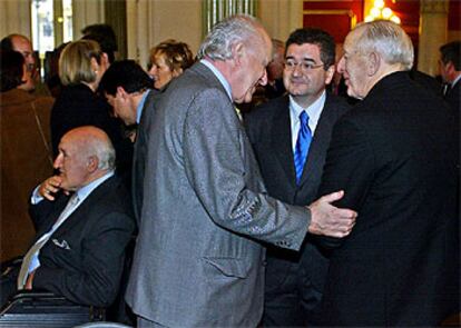 Arzalluz saluda a Txema Montero y Alec Reid, ayer en la entrega de los Premios Sabino Arana.