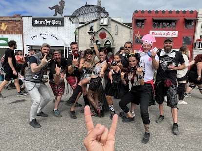 Marta Samartín, Noelia Barragán, Ana Francisco, David Francisco, Alfredo Vargas y el pequeño Max, de siete meses, posan junto a sus "damos de honor" ante la Resuchapel, la capilla para "bodas satánicas", el pasado sábado.