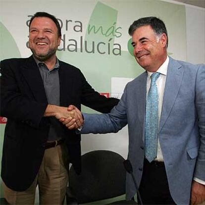 José Antonio Viera y Alfredo Sánchez Monteseirín (izquierda), ayer en la sede del PSOE de Sevilla.