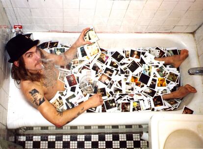 Dash Snow desnudo dándose un baño de polaroids. A lo largo de su vida este artista inmortalizó en polaroids su vida nocturna. Ultimamente también dedicó mucho tiempo a retratar a su hija, Secret.