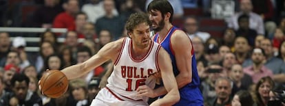 Pau Gasol (frente) de Chicago Bulls disputa el bal&oacute;n con Furkan Aldemir de Philadelphia 76ers.