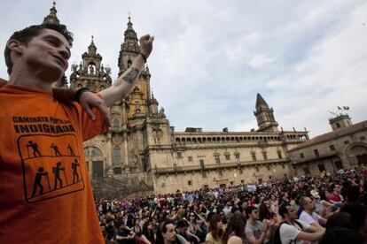 Asamblea de los indignados, ayer en la Praza do Obradoiro, al t&eacute;rmino de la manifestaci&oacute;n.