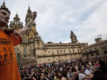 Asamblea de los indignados, ayer en la Praza do Obradoiro, al t&eacute;rmino de la manifestaci&oacute;n.