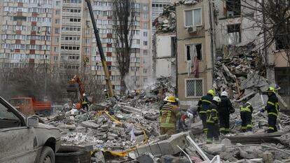 Miembros de los servicios de emergencia ante un edificio dañado en Odesa por un ataque, el 2 de marzo.