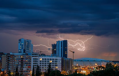 Tormenta con rayos, el martes en Zaragoza. 