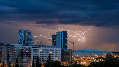 Tormenta con rayos, el martes en Zaragoza.