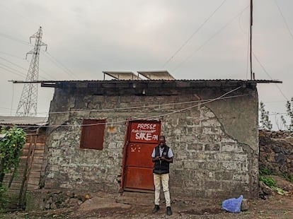 Estudio de Sake FM, en el campo de desplazados de Lushagala.