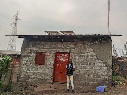 Estudio de Sake FM, en el campo de desplazados de Lushagala.