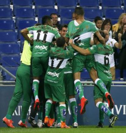 Jugadores del Elche celebran el gol ante el Espanyol.