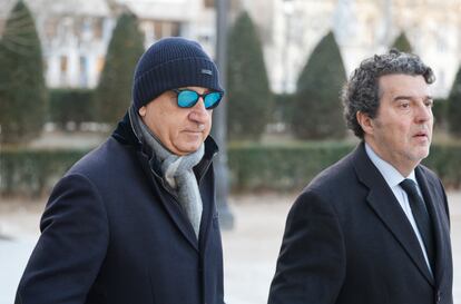 Juan Carlos Cueto, con gafas de sol y gorro, a su llegada este miércoles a la Audiencia Nacional.