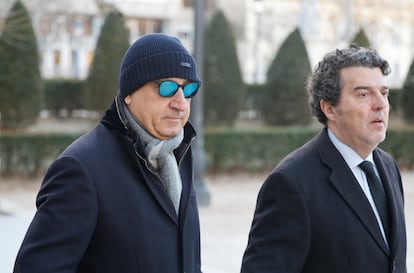 Juan Carlos Cueto, con gafas de sol y gorro, a su llegada este miércoles a la Audiencia Nacional.