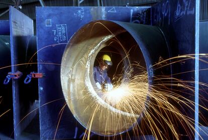 EXTRA INFRAESTRUCTURAS. Woman Welder Working in Steel Water Pipe