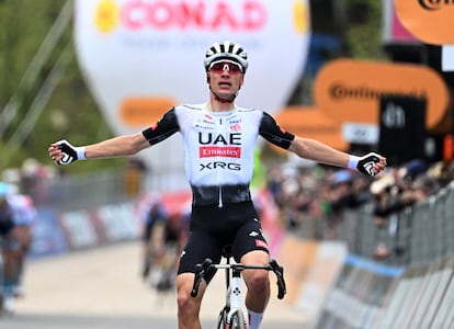 Juan Ayuso celebra su victoria en la séptima etapa del Giro de Italia.