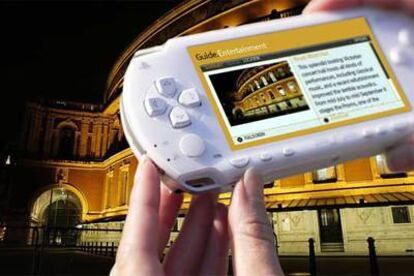 La guía <b><i>Passport to Rome</b></i> para la PSP tiene tres paseos audioguiados en castellano por la capital italiana.
