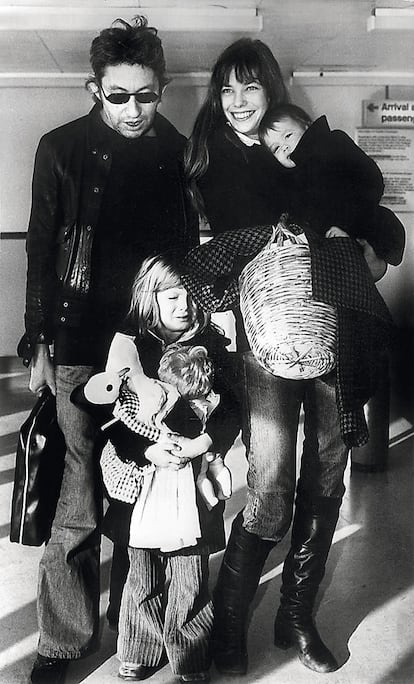 Charlotte Gainsbourg en brazos de su madre con menos de un mes y con sus padres y su hermanastra Kate Barry.