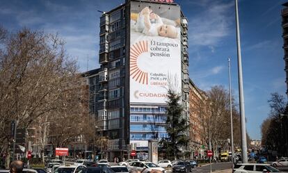 La lona desplegada por Ciudadanos en la plaza de Cristo Rey de Madrid.