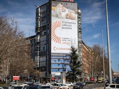 La lona desplegada por Ciudadanos en la plaza de Cristo Rey de Madrid.