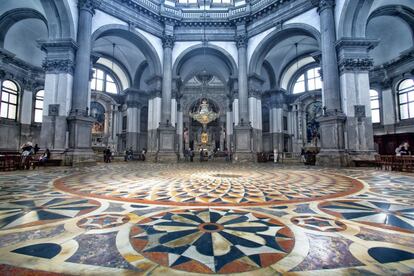 Los expertos afirman que la curiosa planta octogonal de la basílica de Santa Maria della Salute, diseñada por Longhena, es similar a la de los templos grecorromanos o los diagramas cabalísticos: se supone que tras los horrores de la peste debió de parecer sensato potenciar los elementos religiosos.