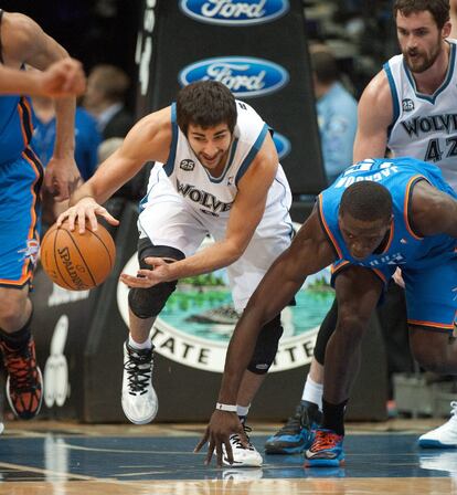 Ricky Rubio, defendido por Reggie Jackson 