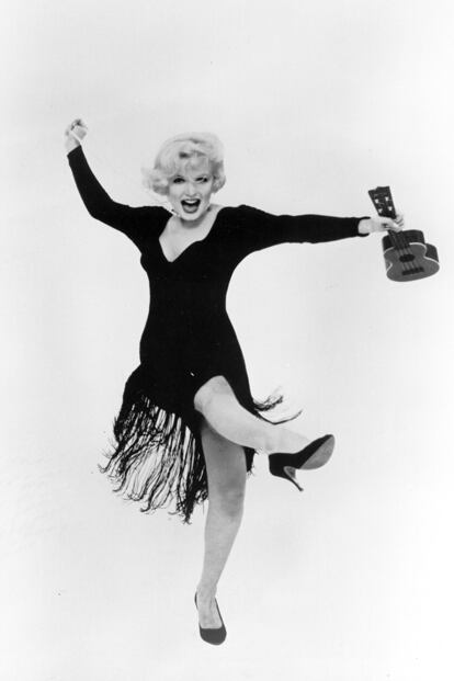 La inmortal Marilyn, de la que se cumplen 50 años de su desaparición, se atrevió incluso con el ukelele, un símbolo hipster hoy en día, en Some like it hot, película conocida en España como Con faldas y a lo loco.