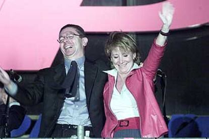 Alberto Ruiz-Gallardón y Esperanza Aguirre saludan desde el balcón de la sede del PP en la calle de Génova.