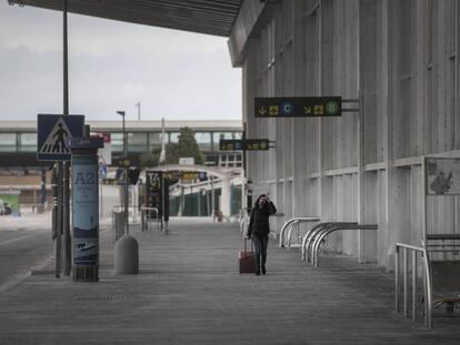 Una viatgera carrega la maleta per la T2 del Prat.