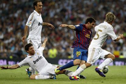 Messi se escapa de Xabi Alonso, Carvalho y Coentrao.