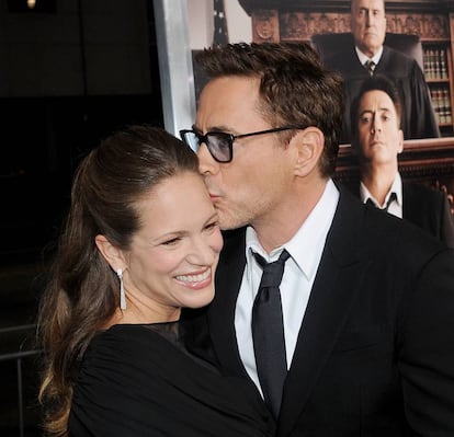 Robert Downey Jr. besa a su esposa Susan Levin, con la que lleva casado desde 2005.