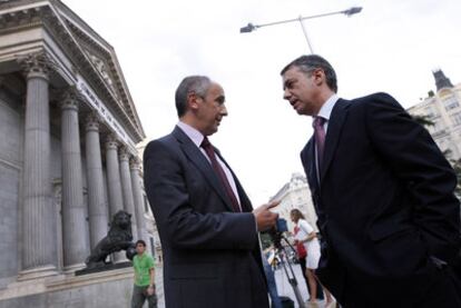 Josu Erkoreka e Iñigo Urkullu, portavoz y líder del PNV, a las puertas del Congreso.