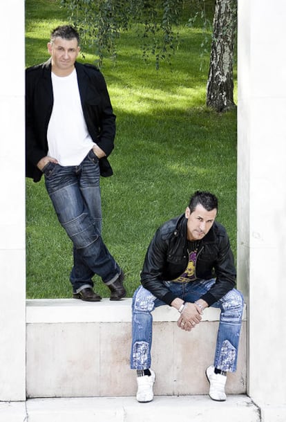 El dúo La fe de Manuela, formado por por Abel Montoto (de pie) y Raúl Reina (sentado).