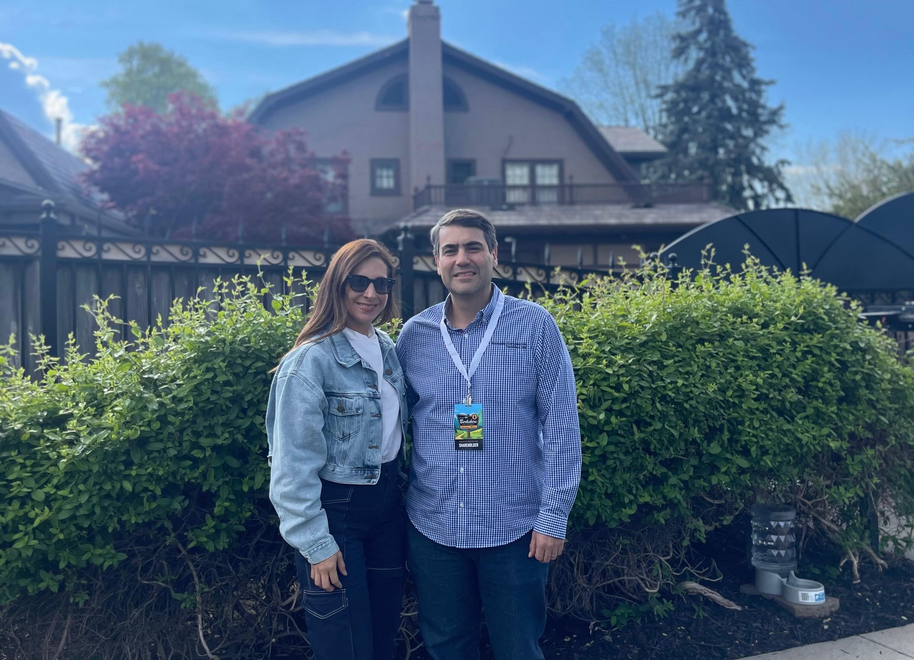Álvaro Naranjo, vicepresidente de Geneva Asset Management, ante la casa de Warren Buffett, en Omaha, este viernes.
