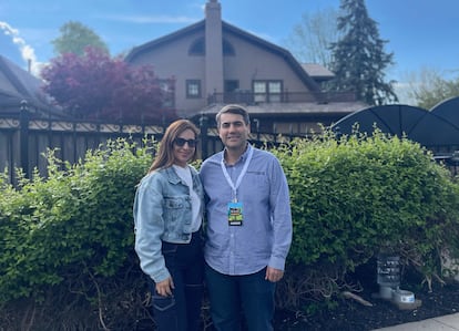 Álvaro Naranjo, vicepresidente de Geneva Asset Management, ante la casa de Warren Buffett, en Omaha, este viernes.