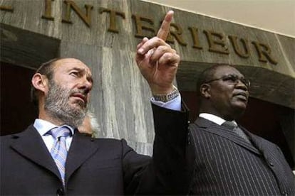 Alfredo Pérez Rubalcaba, con su homólogo senegalés, Ousmane N'Gom, en Dakar.