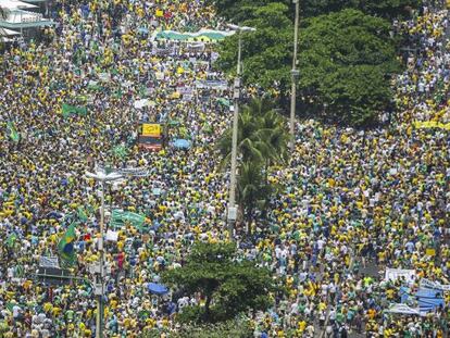 Milhares, de verde e amarelo, protestam no Rio.