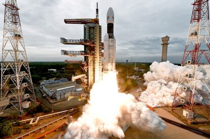 Momento del despegue del 'Chandrayaan-2' desde Sriharikota (India). El país intenta convertirse en el cuarto país del mundo que posa un aparato en la Luna. La misión es una nueva muestra del pujante programa espacial indio, pues está desarrollada en su práctica totalidad en este país, que ya envió una nave orbital a la Luna, la Chandrayaan 1, en 2008.