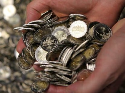 En la imagen, monedas de dos euros reci&eacute;n acu&ntilde;adas en el Staatliche Muenze en Berl&iacute;n (Alemania). EFE/Archivo