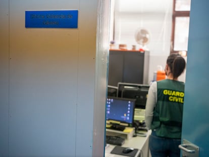 Una agente de la Guardia Civil en la oficina de violencia de género en el cuartel de Majadahonda, en Madrid.
