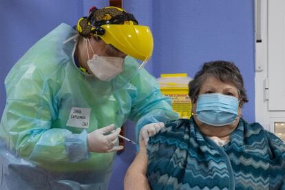 Josefa, una mujer de 83 años y usuaria de la residencia de San Pedro del Pinatar, ha sido la primera persona de la Región de Murcia en recibir la vacuna contra el coronavirus. "Nerviosa por el momento y por la expectación, la he recibido con muchas ganas por haber sido la primera persona", ha comentado.