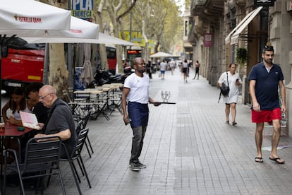 Un camarero trabaja en un bar de la Ronda Sant Pere, en Barcelona.