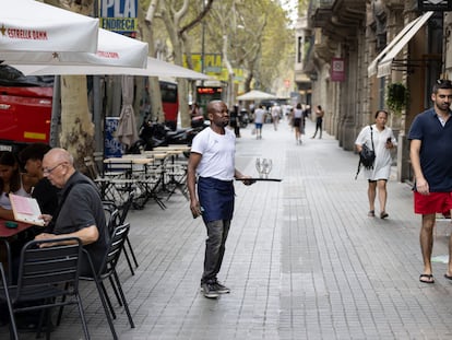 Un camarero trabaja en un bar de la Ronda Sant Pere, en Barcelona.