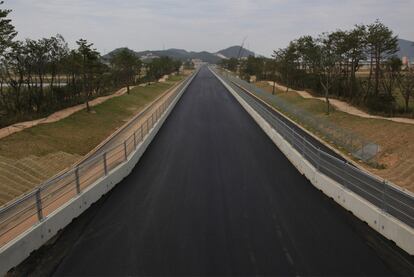 El circuito de Yeongam, de Corea del Sur, pasa el visto bueno del director de carreras de la F1, Charlie Whiting.