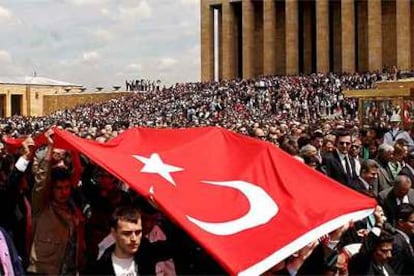 Manifestación contra el atentado islamista que mató en mayo a un juez del Tribunal Supremo de Ankara.