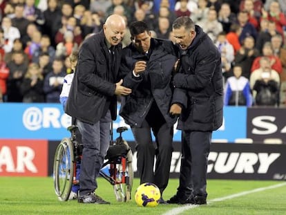 C&aacute;ceres hace el saque de honor en un partido en su homenaje