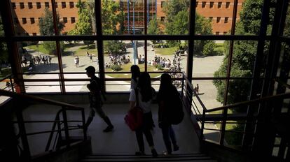 Alumnos dentro del campus de la Universidad Rey Juan Carlos en Madrid.