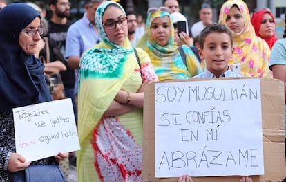 Concentraci&oacute;n en la plaza del Carmen de Granada, organizada por el centro Nazario.