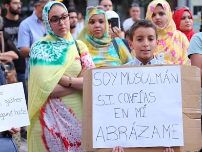 Concentraci&oacute;n en la plaza del Carmen de Granada, organizada por el centro Nazario.